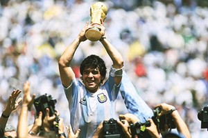 Sao Việt tiếc thương “huyền thoại bóng đá” Diego Maradona qua đời