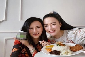 Nhan sắc mẹ Angela Phương Trinh trẻ như "chị em" với con gái