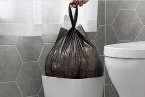 Mở túi nilon vứt trong toilet ở nhà, người đàn ông hoảng hốt báo cảnh sát