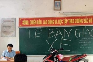 Lớp học mang nguyên chiếc xe máy lên tầng 2 làm lễ bàn giao cho thầy chủ nhiệm