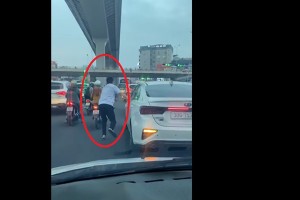 Video: Người đàn ông liều lĩnh nhảy lên nắp capo chặn ô tô giữa đường