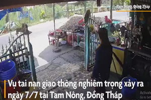 Video: Xe tải phanh gấp, lật ngang rồi lao vào hai xe máy