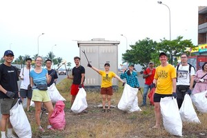 Nhóm bạn Tây làm điều đặc biệt ở Đà Nẵng