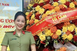 Diễn viên Minh Hương được thăng hàm Đại úy công an ở tuổi 39