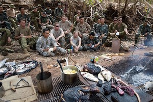 Ngạc nhiên cảnh binh sĩ Mỹ-Trung-Australia xẻ thịt thú trong rừng