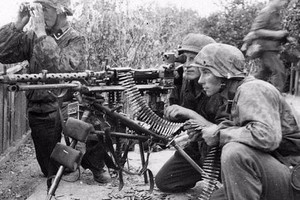 Hãi hùng súng máy MG-42 gắn "mắt thần" trong CTTG 2