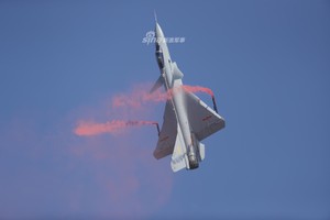 J-10B thực hiện động tác "rắn hổ mang" ngang ngửa Su-35S