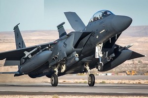 F-15E của Mỹ mang được nhiều vũ khí hơn oanh tạc cơ H-6K Trung Quốc