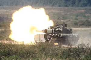 Siêu tăng T-80BVM Nga trình diễn bắn tên lửa, tưởng ghê gớm hóa ra... trượt! 