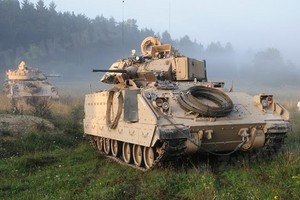 Sợ BTR-82A của Nga đâm húc, Mỹ tung "hàng khủng" Bradley tới Syria