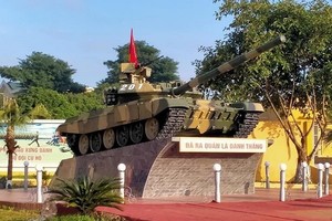 Hoành tráng tượng đài xe tăng T-90S mừng ngày thành lập Binh chủng Tăng-Thiết giáp