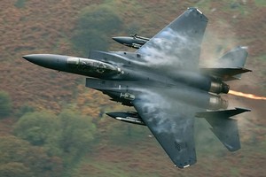 Mỹ được phép dùng... tiêm kích F-15 để giải tán biểu tình