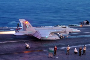 F/A-18 Super Hornet lần đầu tiên mang tên lửa tiên tiến tấn công Houthi