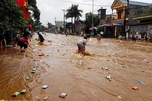 Siêu thị bị mưa lũ cuốn trôi, hàng hóa chảy ngập đường 