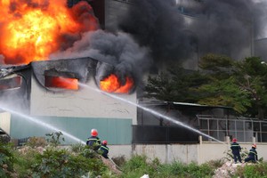 Cháy kinh hoàng sau tiếng nổ lớn, hàng trăm công nhân tháo chạy