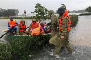 Cảm động hình ảnh công an, bộ đội dầm mình trong lũ dữ cứu người