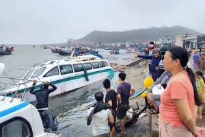 Bão số 9: Đảo Lý Sơn tan hoang khi bão đi qua