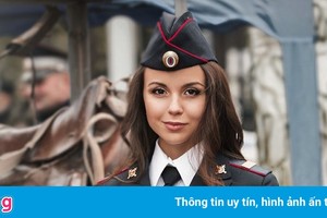 Hoa khôi cảnh sát Nga có tài năng cưỡi ngựa