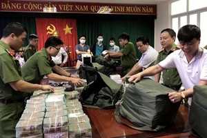 Thu giữ nhiều bao tải tiền trong vụ 200 triệu lít xăng lậu