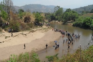 Hai học sinh mất tích khi ra sông Lam giải nhiệt 