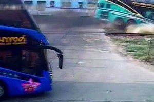 Kinh hoàng clip tàu hỏa đâm ngang xe bus