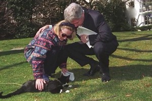 Chiếc áo khoác bà Clinton mặc suốt 20 năm có gì đặc biệt?