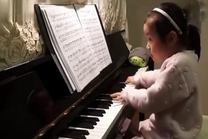 Khâm phục tài năng đánh piano của thần đồng âm nhạc nhí