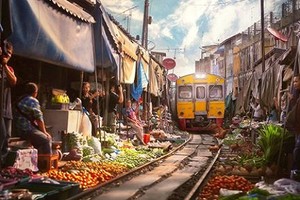 Tàu hỏa chạy xuyên khu chợ sầm uất ở Bangkok