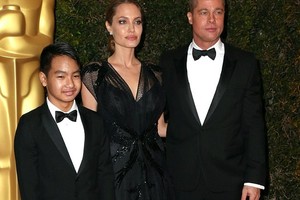 Angelina Jolie hạnh phúc bên con trai nhận Oscar nhân đạo