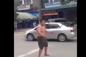 Người đàn ông nhảy Gangnam Style điên cuồng giữa đường