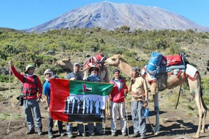 Chinh phục núi Kilimanjaro bằng lạc đà