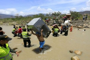 Dân khốn khổ vì khủng hoảng biên giới Venezuela-Colombia