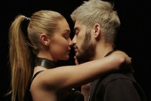 Zayn Malik xác nhận hẹn hò cùng chân dài Gigi Hadid