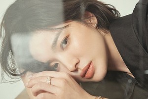 Giữa tin đồn “lục đục” chồng ngoại tình, Song Hye Kyo xuất hiện như “nữ thần“