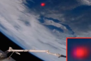 UFO đốm đỏ tiếp cận trạm vũ trụ quốc tế ISS