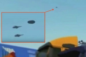 Kịch tính máy bay chiến đấu theo sát vật thể giống UFO