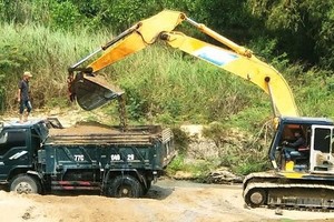 Chủ tịch xã 'bật đèn xanh' cho khai thác cát trái phép trên sông La Tinh