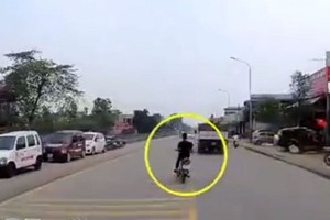 Video: Thanh niên phóng nhanh vượt ẩu, tông vào xe taxi rồi lộn nhiều vòng trên cao