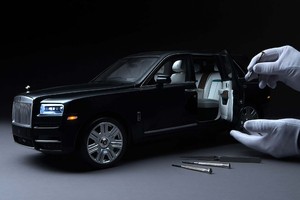 Cận cảnh xe đồ chơi Rolls Royce cực tinh xảo, giá đắt hơn xe thật