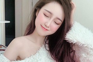 Hotgirl Cửu Kiếm 3D sexy cứ livestream là anh em game thủ "mất máu"