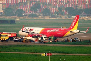 Cận cảnh màn "giải cứu" máy bay Vietjet Air bằng... công cụ thô sơ