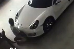 Làm “chuyện ấy” với Porsche Boxster vì tưởng là... “gái đẹp“