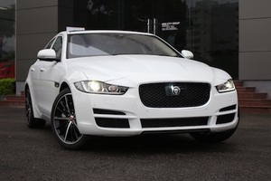 Soi chi tiết xế sang Jaguar XE đầu tiên tại Việt Nam