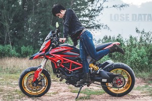 Mẫu Việt cá tính bên Ducati Hypermotard lên tem “độc“