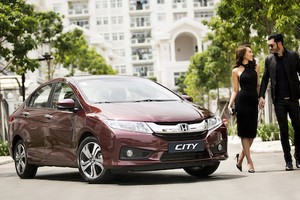 Siêu mẫu Việt gợi cảm bên "xế thành thị" Honda City 2016