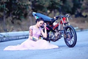 Nữ biker Việt “xăm trổ” cá tính cùng Yamaha Exciter 135 độ 