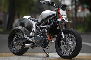 Độc đáo KTM Duke 390 độ “lai” streetfighter và Motard