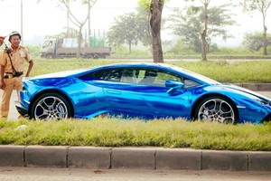 Siêu xe Huracan giá 13 tỷ bị CSGT “sờ gáy” tại Sài Gòn