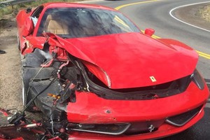 Ferrari 458 Italia “nát đầu” khi chạy với tốc độ cao