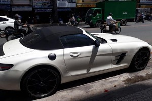 Mercedes-Benz SLS bạc tỷ của đại gia Trung Nguyên